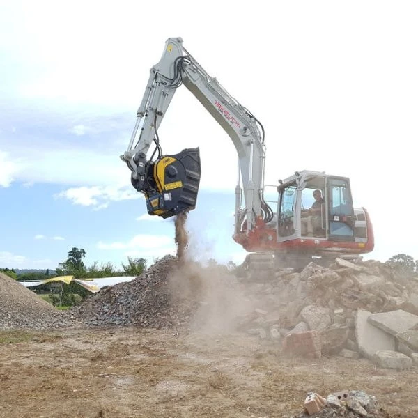 BF60.1 S4 triturando ladrillo y escombro en una obra de reciclaje urbano con excavadora Takeuchi.