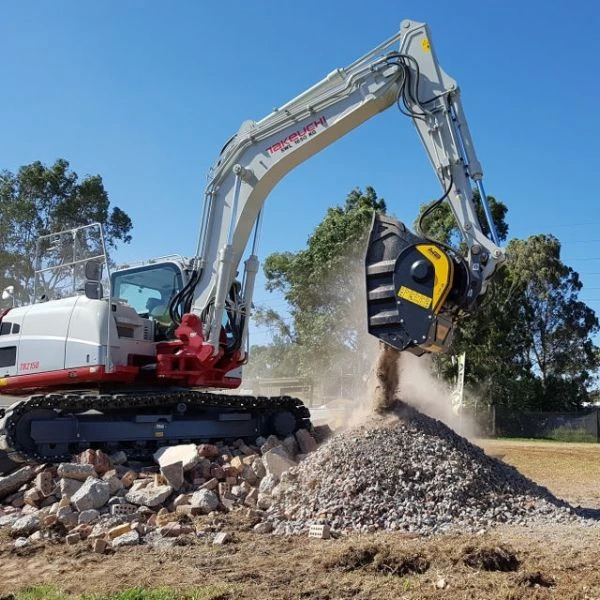 MB Crusher BF60.1 S4 acoplada a excavadora Takeuchi triturando escombros de demolición.