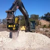 Cuchara Trituradora MB Crusher BF60.1 S4 instalada en excavadora Volvo trabajando sobre material calcáreo.