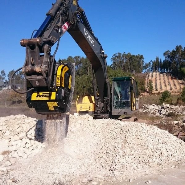 Cuchara Trituradora MB Crusher BF60.1 S4 instalada en excavadora Volvo trabajando sobre material calcáreo.