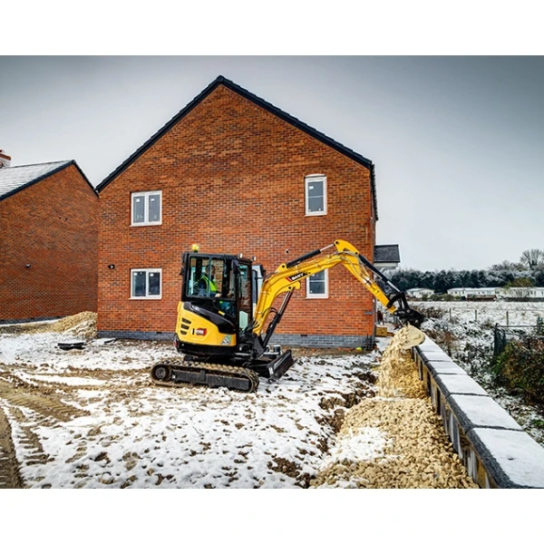 Mini excavadora SANY SY26C trabajando sobre nieve con giro 0 y cabina cerrada.
