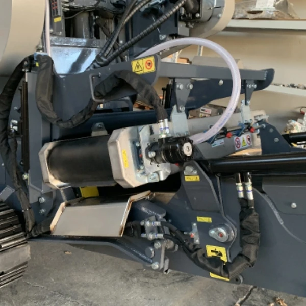 Detalle del sistema hidráulico de la Komplet K-JC 704.