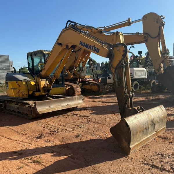Komatsu PC88MR-8, Vista Lateral en Obra con Cuchara Ancha y Hoja Empujadora.