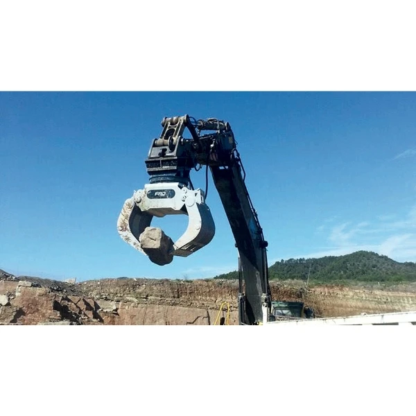 Pinza de Manipulación FURUKAWA FMP60-PL trabajando con excavadora en cantera, giro hidráulico y gran apertura para roca y RCD.