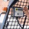 Operario manejando el panel de mandos de la CAMS Pavijet MG7 desde la cabina.
