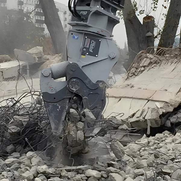 Multiprocesador Furukawa trabajando en demolición urbana triturando escombros de hormigón armado, perteneciente a la gama Furukawa VMX35-S, VMX30-S, VMX25-S, VMX17-S, VMX13-S y VMX10-S distribuida por GRUPOCIBSA.