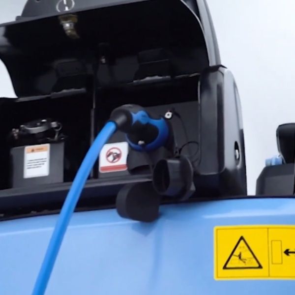 Conector de carga de la mini excavadora eléctrica SANY SY19E SY19E2 durante el proceso de recarga.