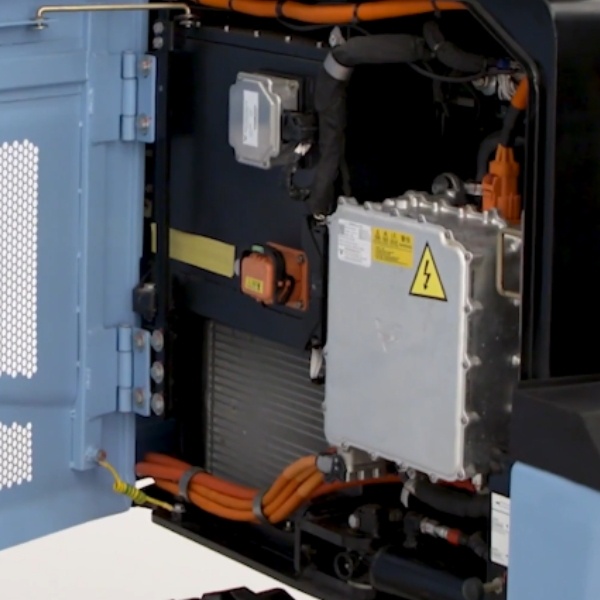 Compartimento lateral del motor eléctrico y electrónica de potencia en la mini excavadora SANY SY19E SY19E2.
