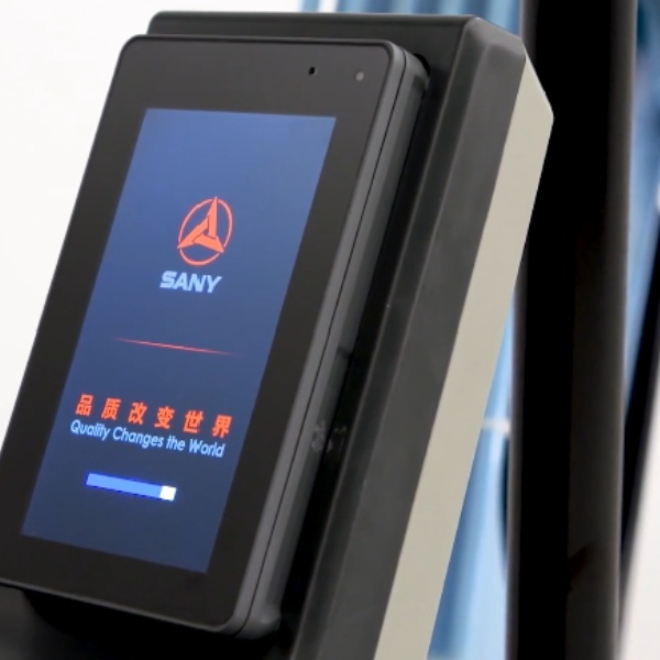 Pantalla de arranque de la mini excavadora SANY SY19E SY19E2 con logo de la marca.