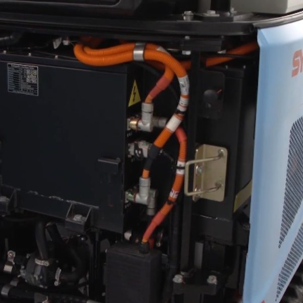 Detalle del sistema de batería eléctrica de la mini excavadora SANY SY19E SY19E2 con cableado de alta tensión.