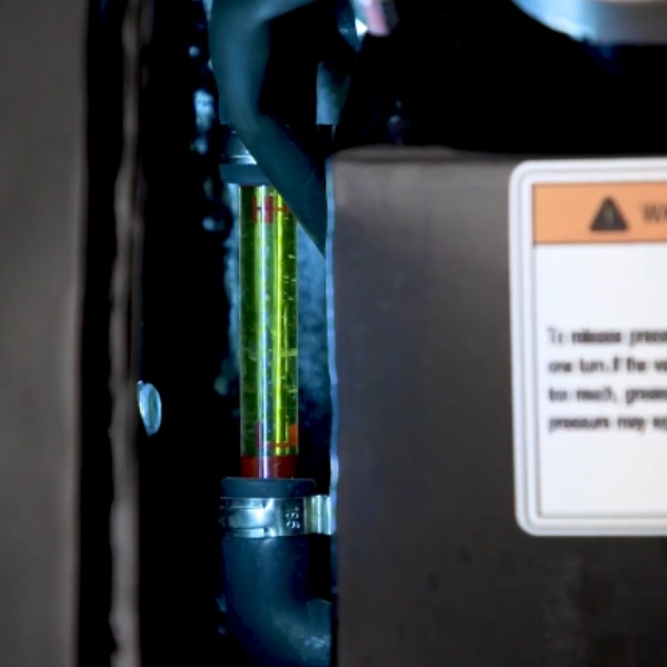 Indicador de nivel de aceite hidráulico en la mini excavadora eléctrica SANY SY19E SY19E2.