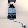 Mini excavadora eléctrica SANY SY19E SY19E2 conectada al cable de recarga en un espacio interior.