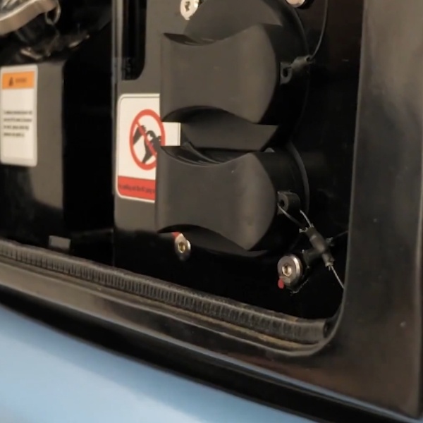 Detalle de las tomas de servicio y conexiones de la mini excavadora eléctrica SANY SY19E SY19E2.