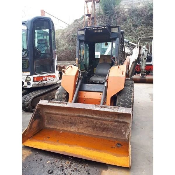 Minicargadora Fiat Kobelco SL40 con motor NH843, ideal para trabajos pesados.